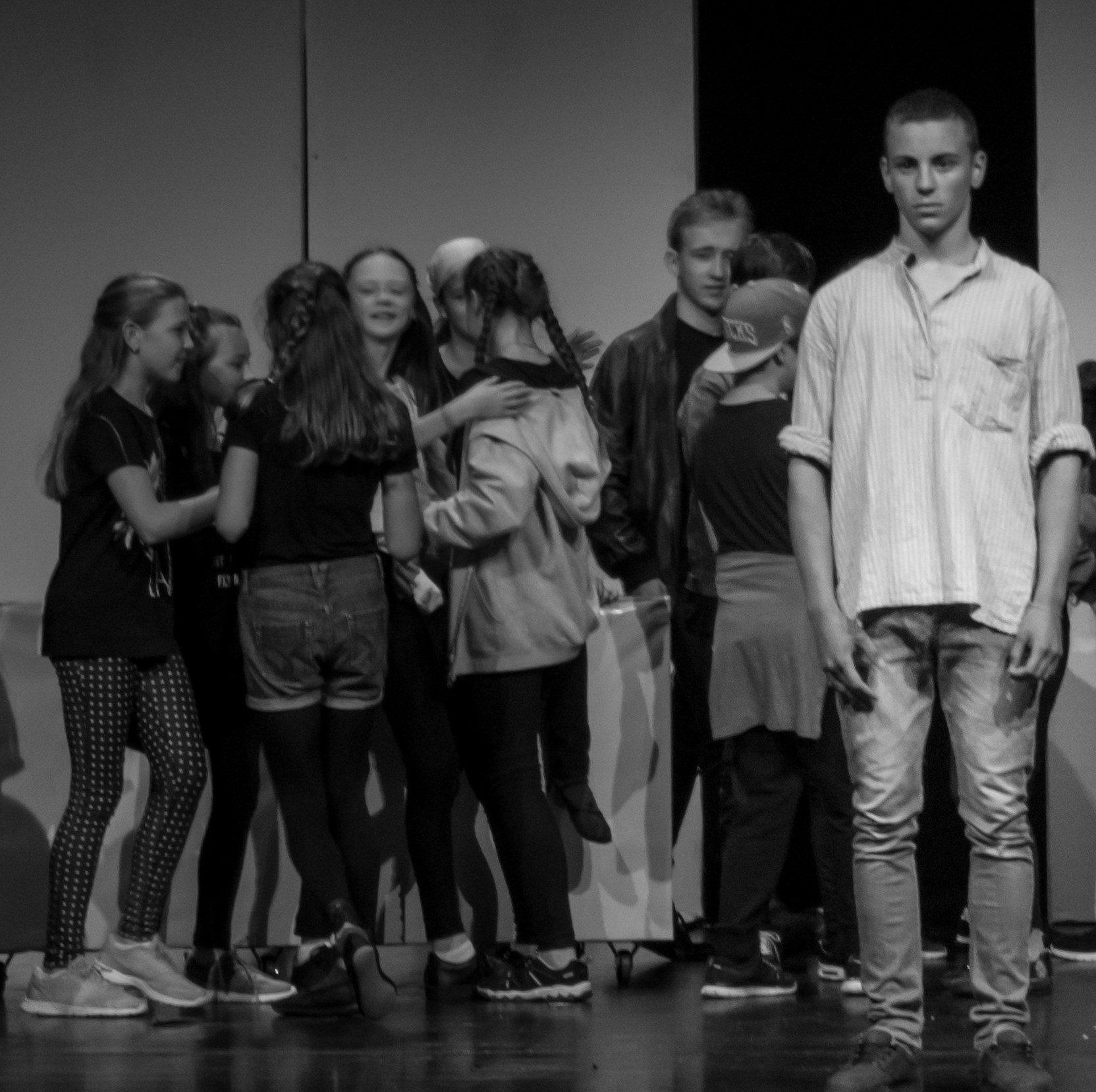 Krieg- stell dir vor, er wäre hier... Theatergruppe Gymnasium Carolinum Ansbach Erste Seite